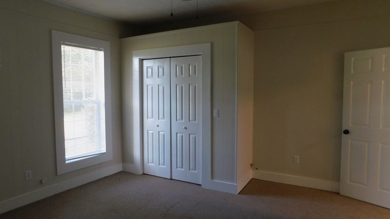 415 E Mckinnon St - Photo 7 of 9