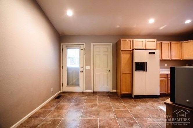 1663 Nw Elgin Ave - Photo 5 of 18