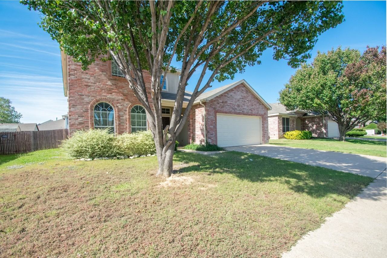 8512 Clearbrook Dr - Photo 3 of 25