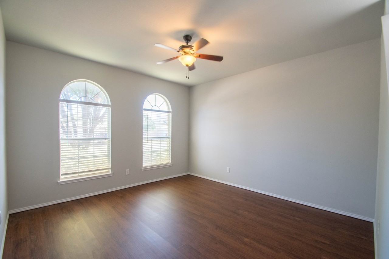 8512 Clearbrook Dr - Photo 4 of 25