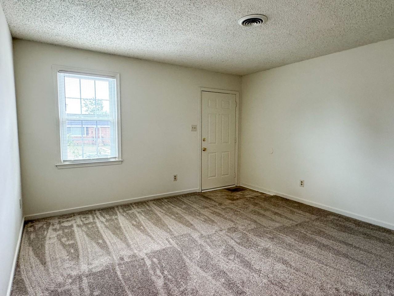 320 Kent Ave - Photo 4 of 18