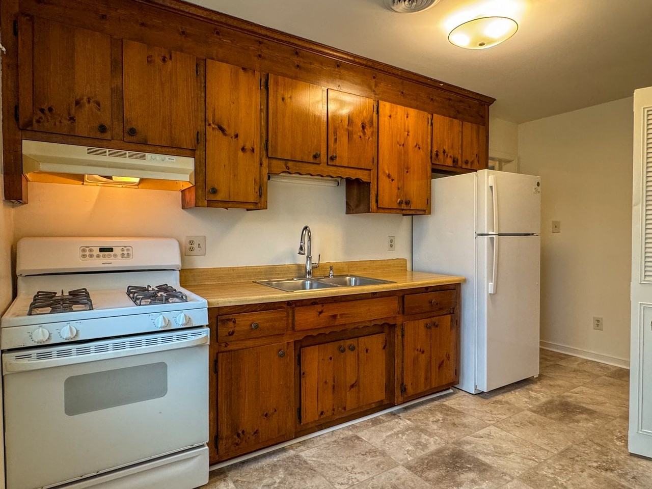320 Kent Ave - Photo 5 of 18