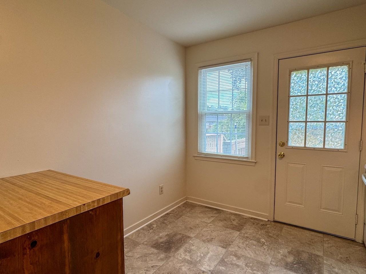 320 Kent Ave - Photo 6 of 18
