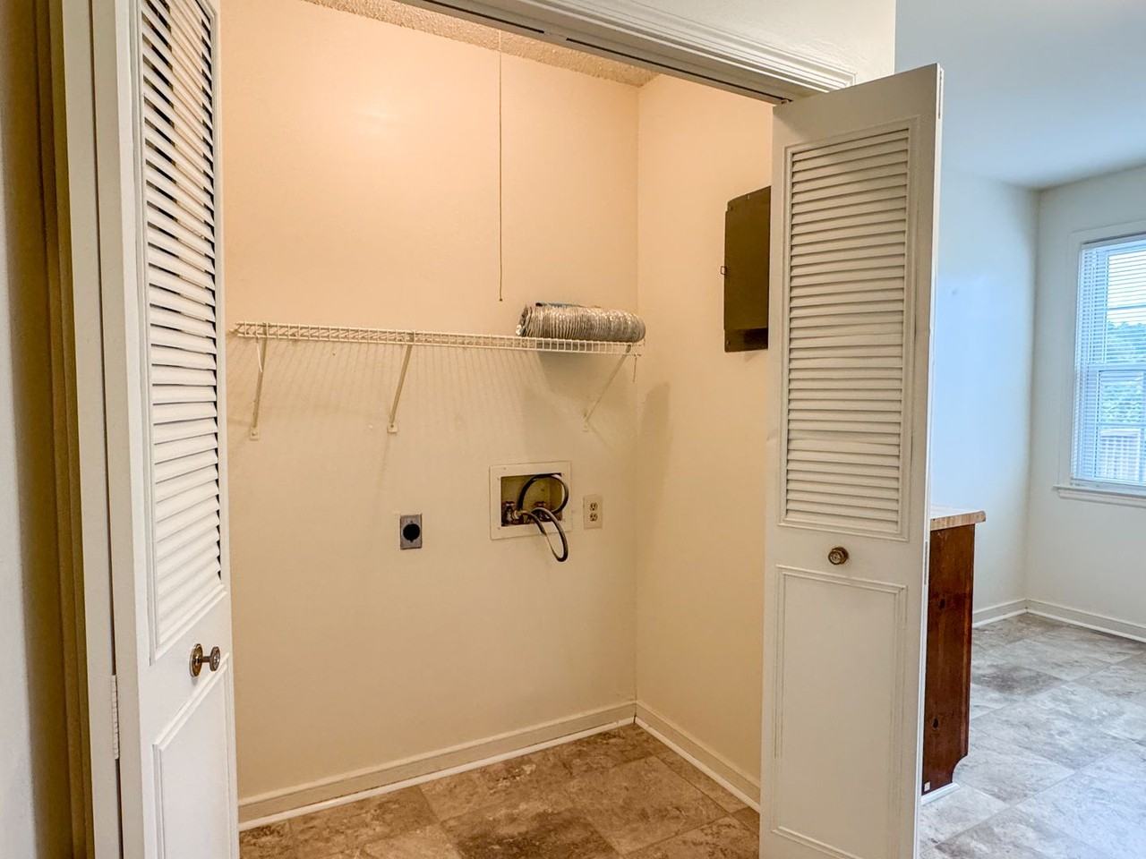 320 Kent Ave - Photo 7 of 18