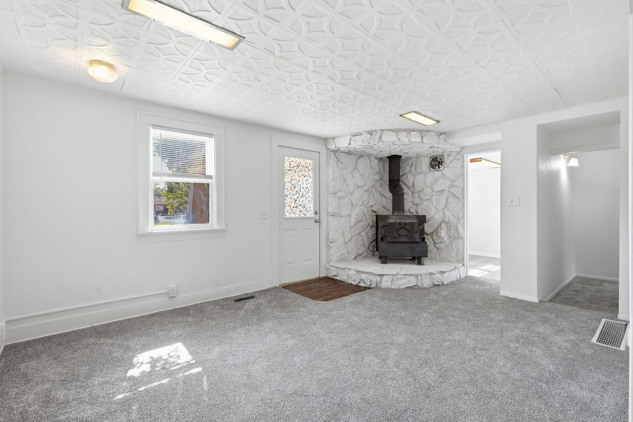 324 S Elk St - Photo 2 of 15