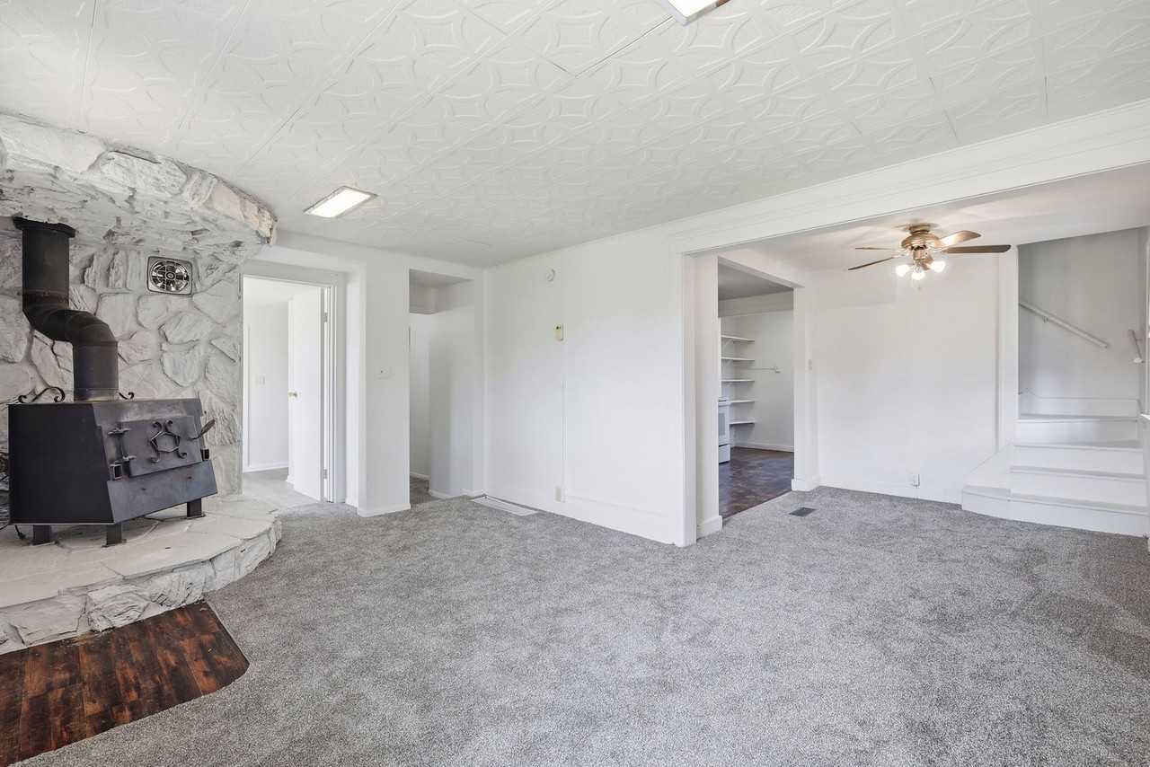 324 S Elk St - Photo 3 of 15