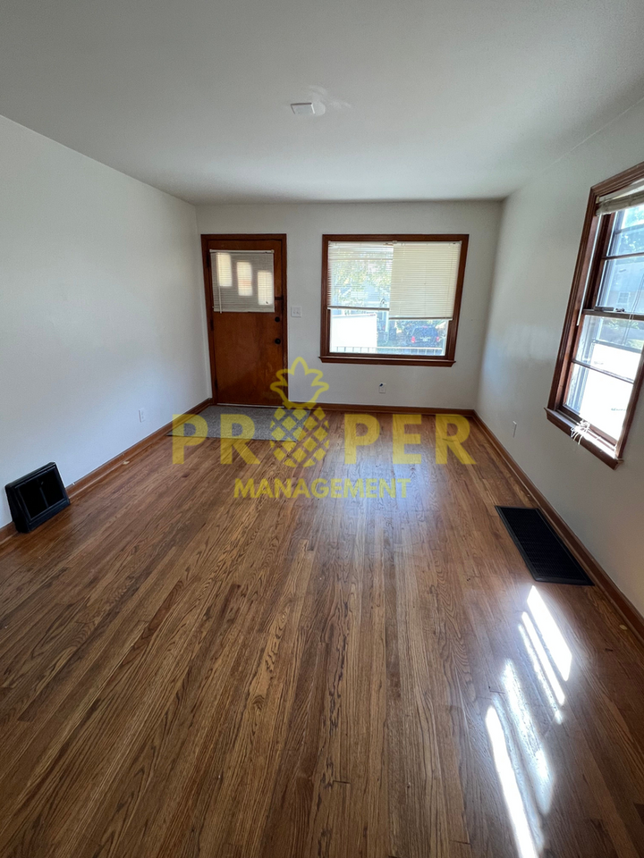 227 E Parkwood Dr - Photo 2 of 9