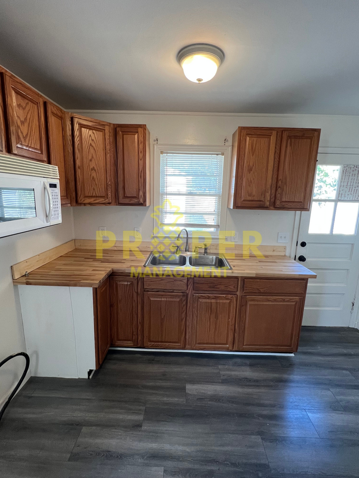 227 E Parkwood Dr - Photo 4 of 9