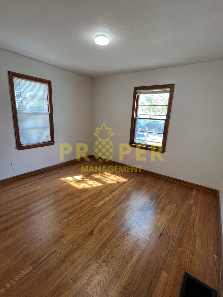 227 E Parkwood Dr - Photo 6 of 9
