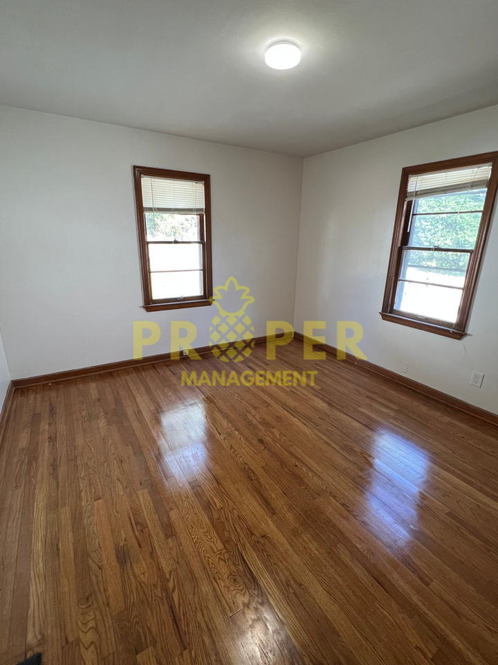 227 E Parkwood Dr - Photo 7 of 9