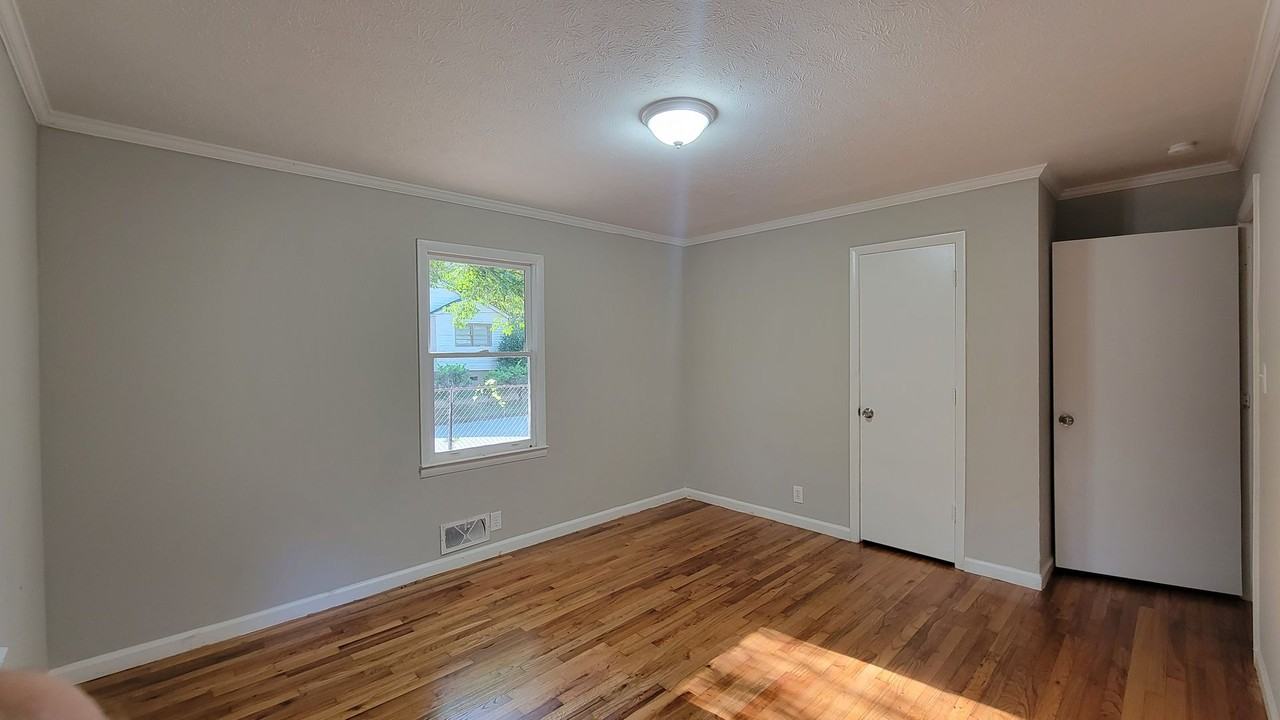 842 W Broad St - Photo 3 of 11