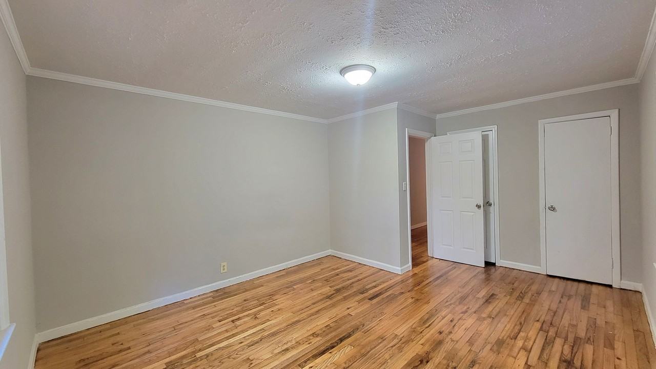 842 W Broad St - Photo 4 of 11