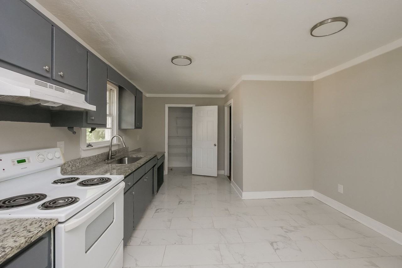 842 W Broad St - Photo 6 of 11
