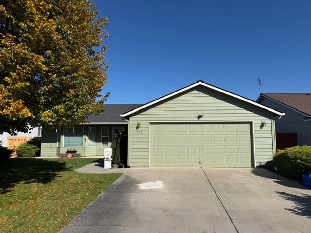 725 Ne Oak Pl - Photo 2 of 3