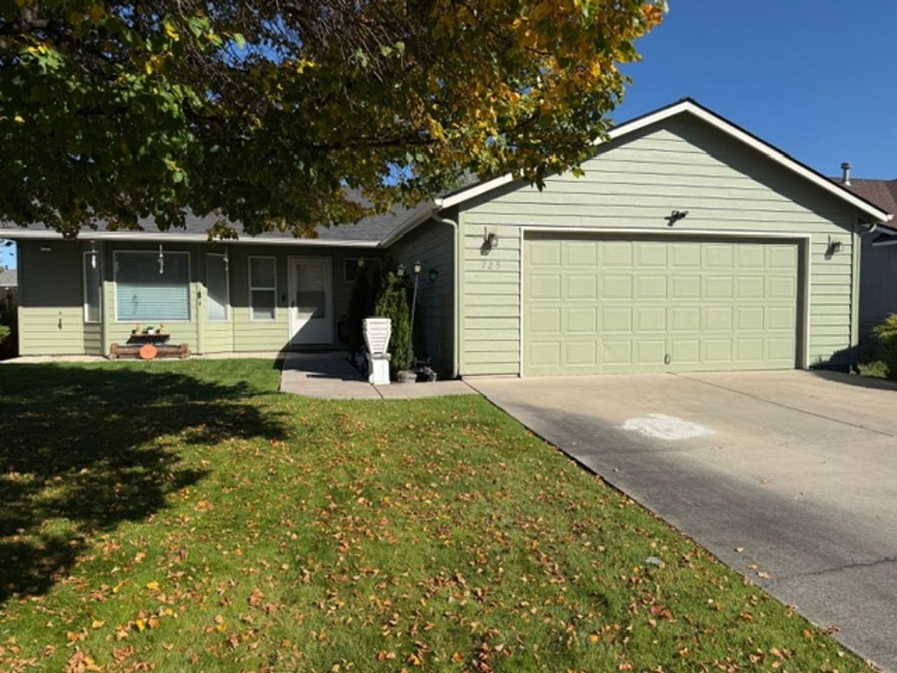 725 Ne Oak Pl - Photo 3 of 3