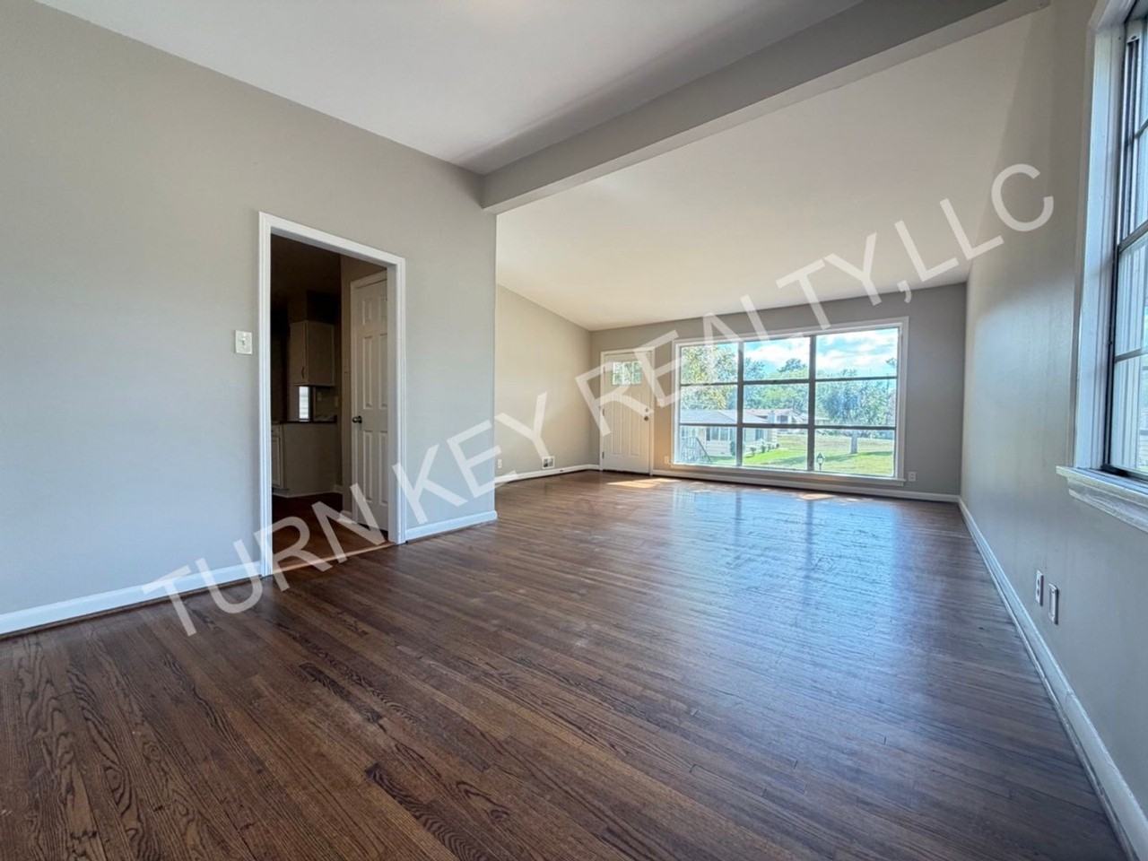 1001 Hillandale Dr - Photo 4 of 20