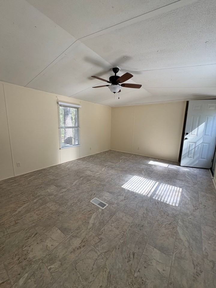 32601 Hillcreek Rd - Photo 2 of 13