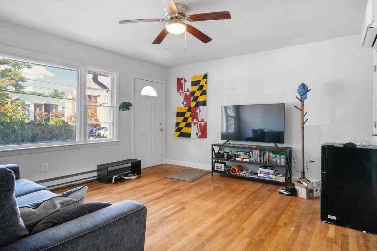 428 Roanoke St E - Photo 3 of 11