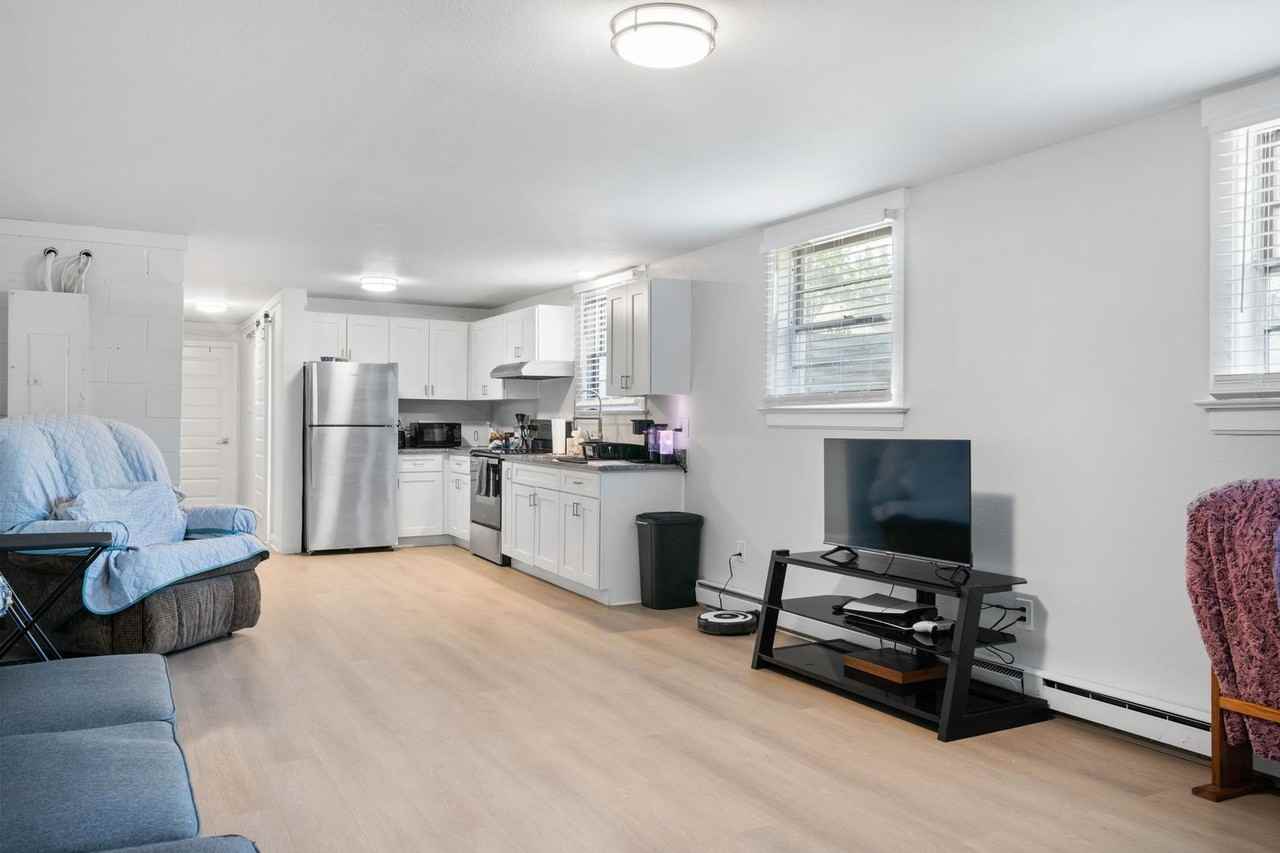 428 Roanoke St E - Photo 5 of 11