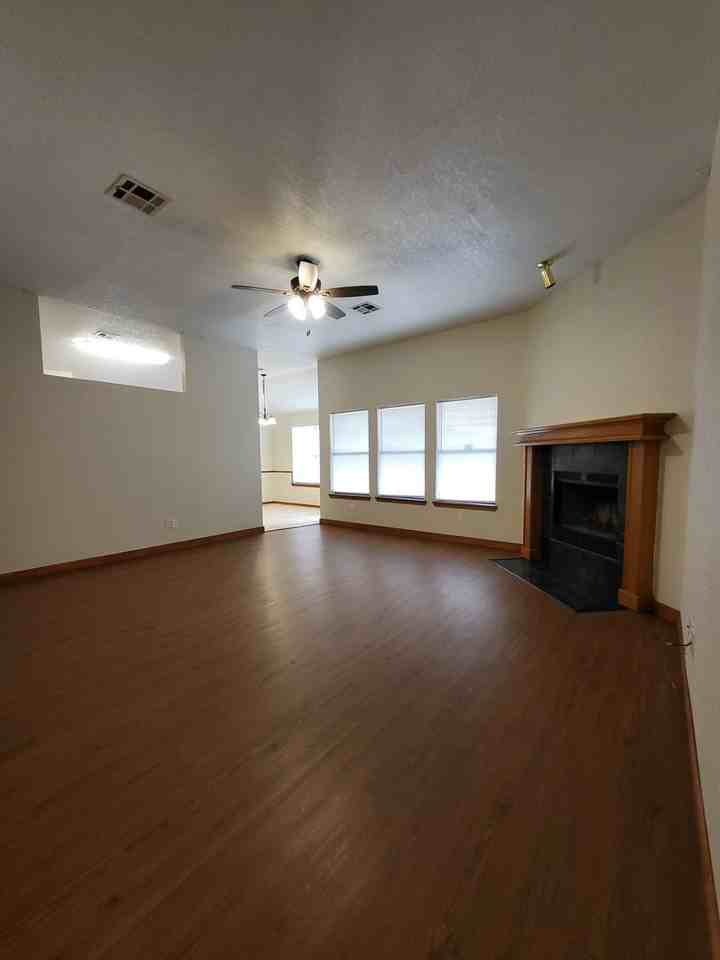 1913 Old Central Dr - Photo 4 of 26