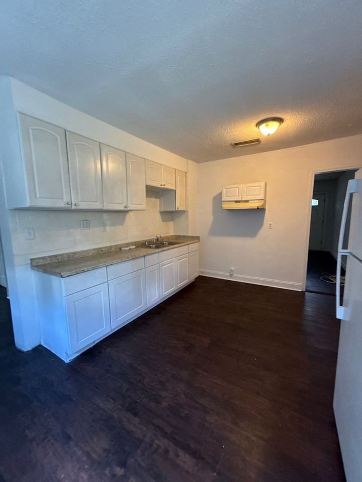 9061 Monroe Ave - Photo 5 of 9