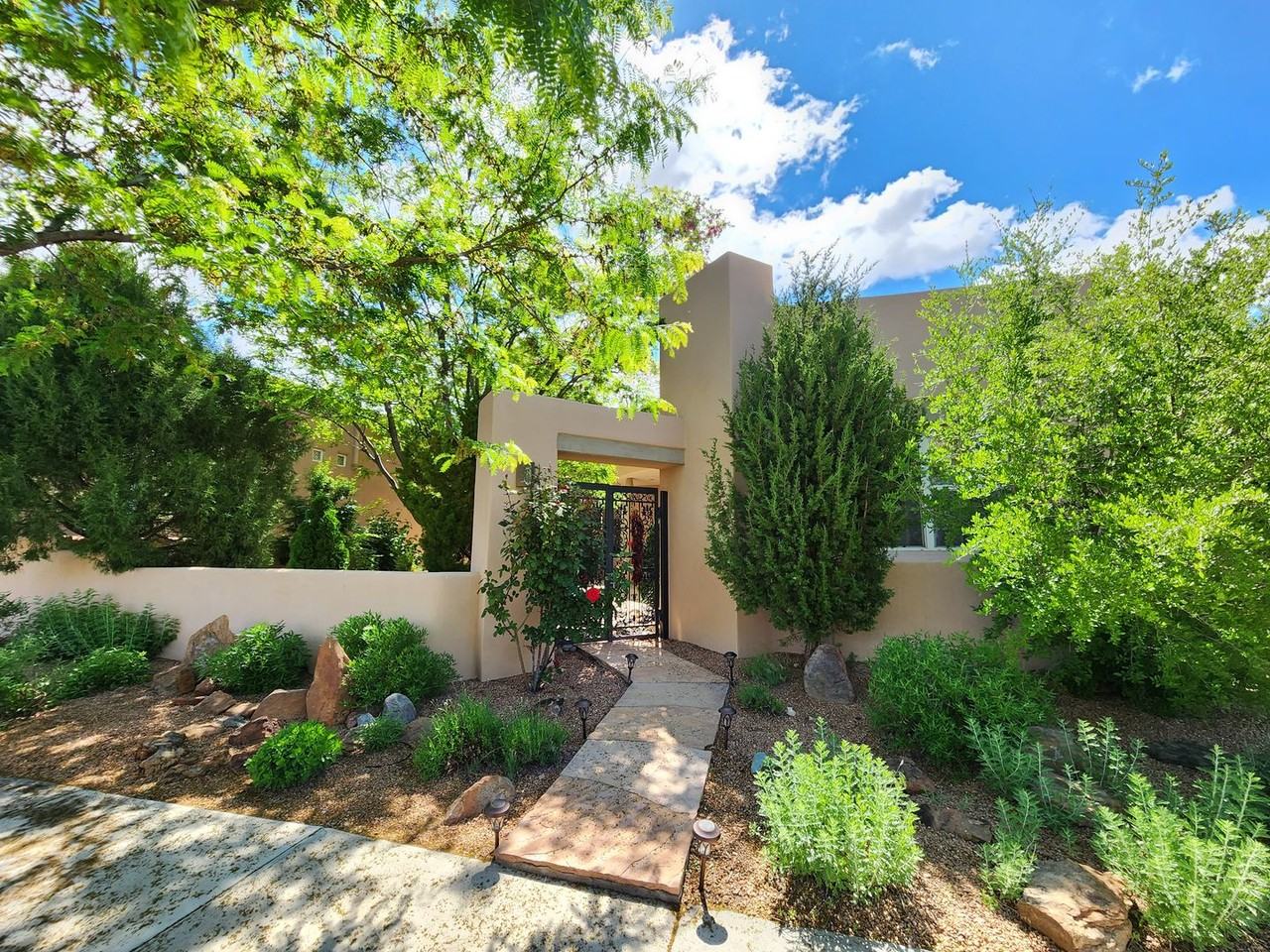 16 Prairie Crest Dr