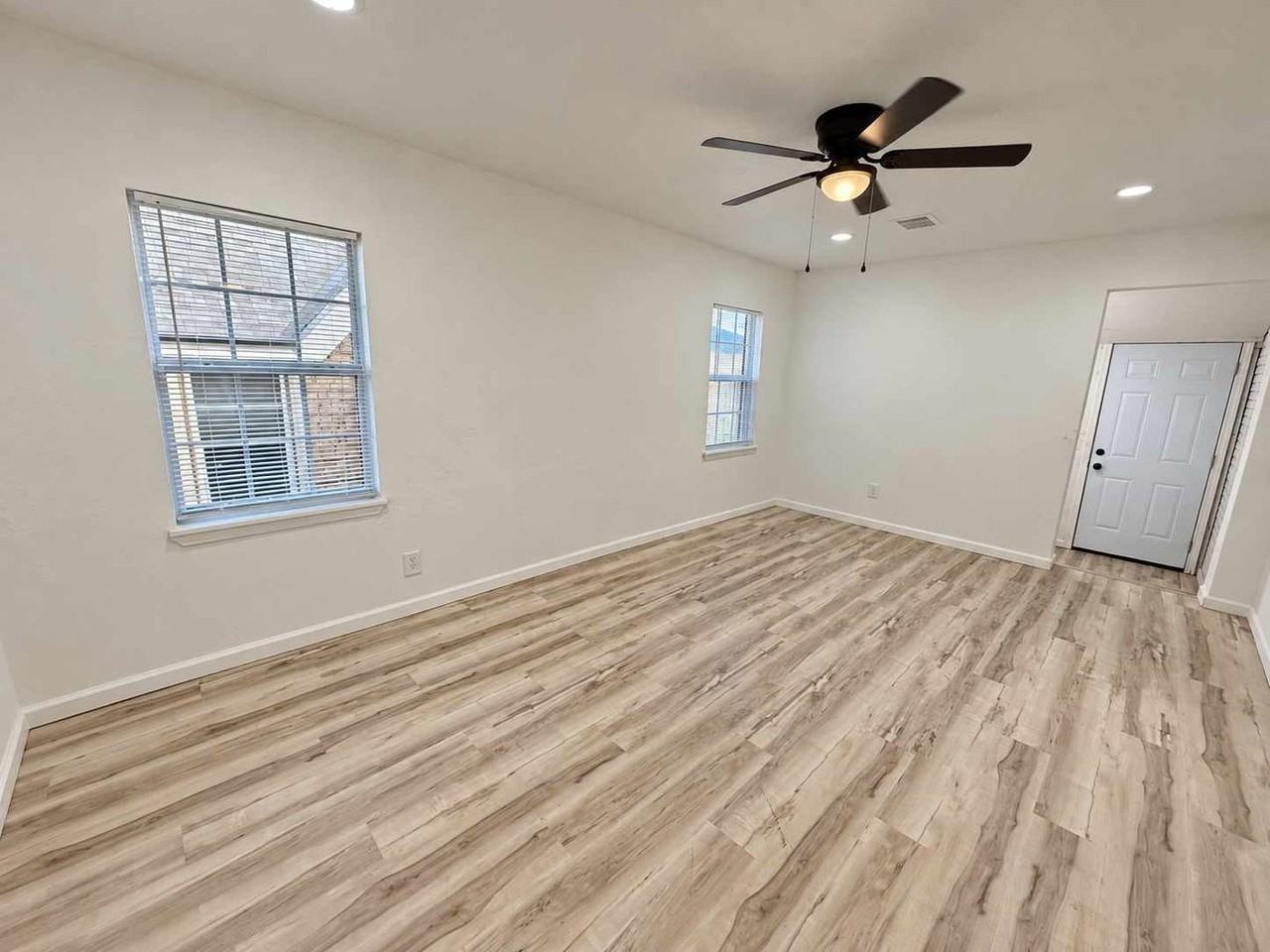 2200 Ne 19th St - Photo 2 of 14