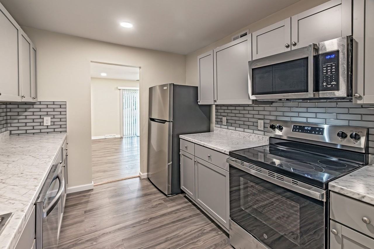 1206 Flanders Way - Photo 4 of 17