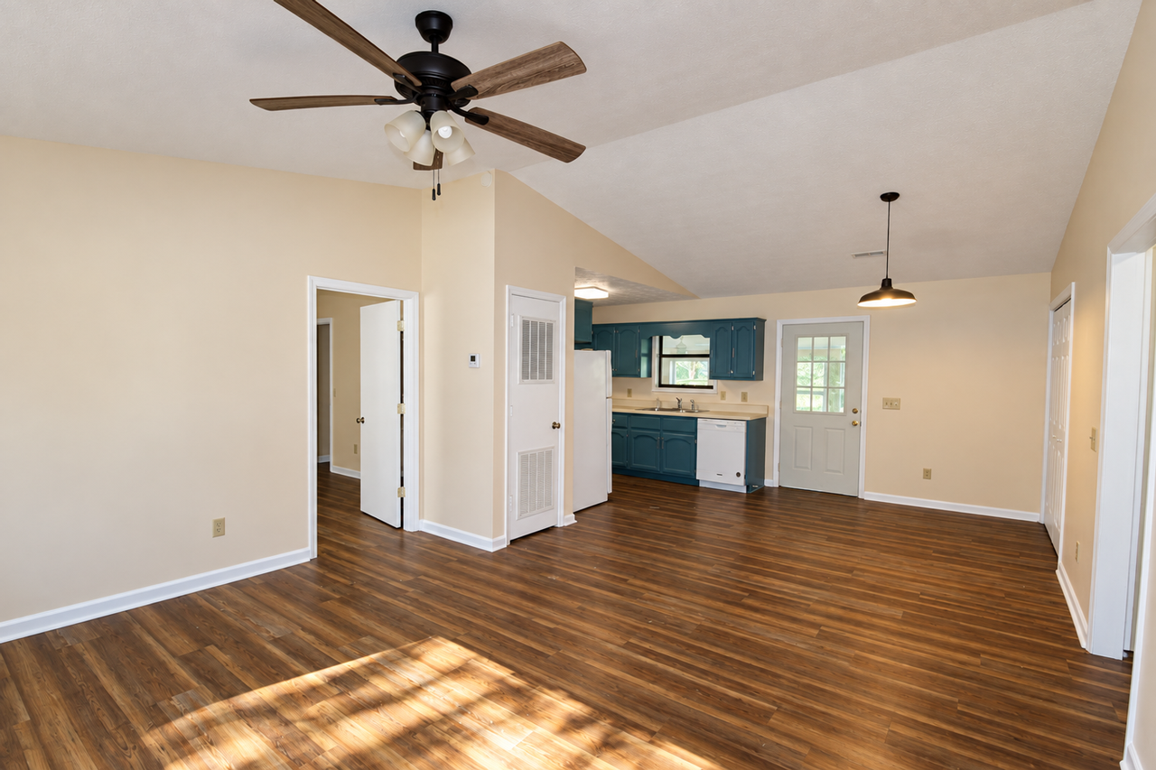 1423 Shadow Ln - Photo 3 of 27