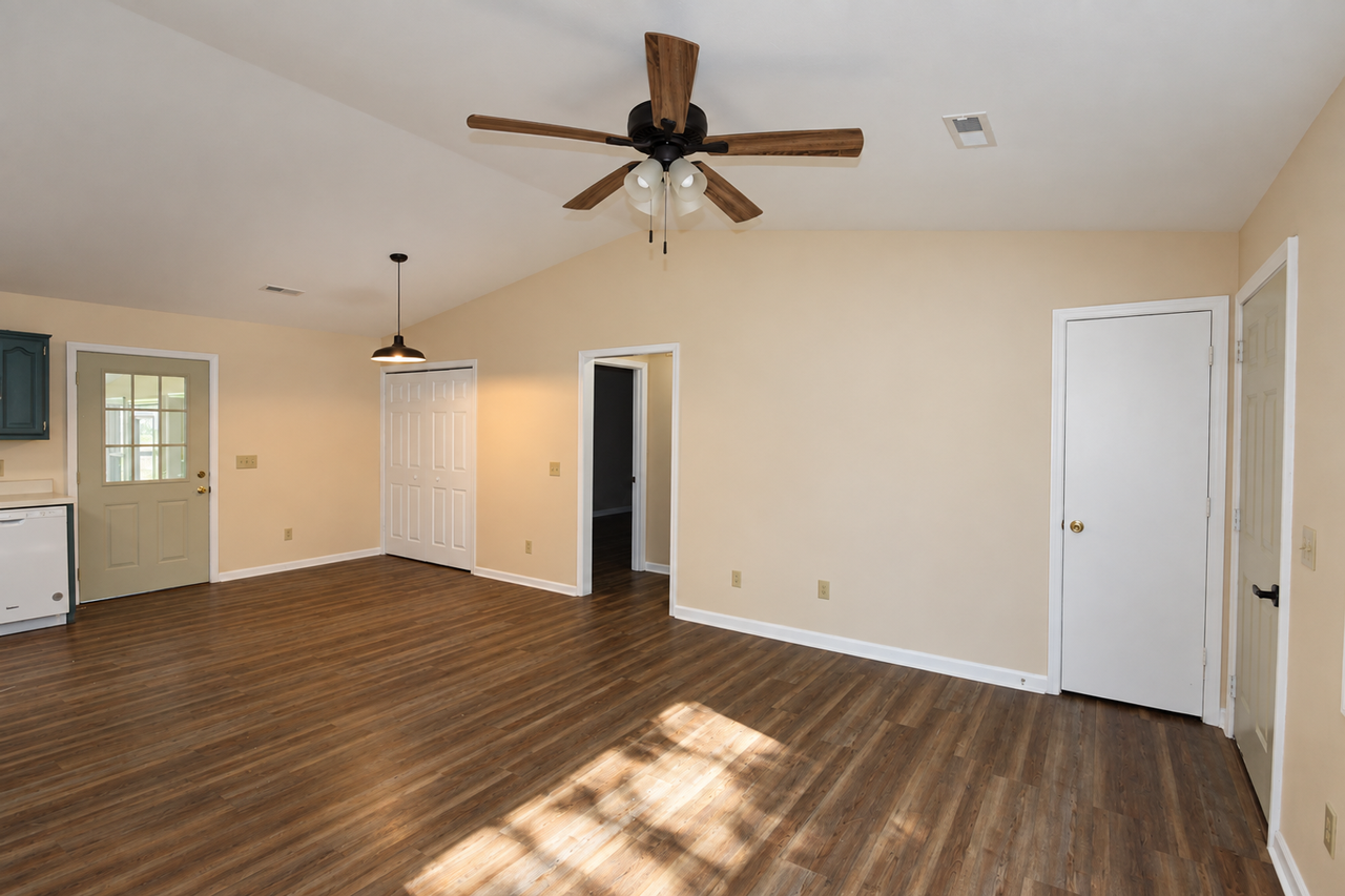 1423 Shadow Ln - Photo 4 of 27