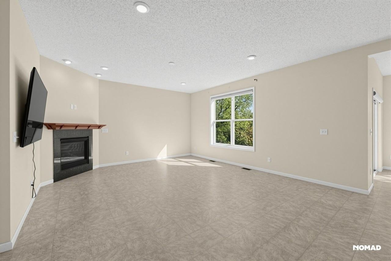 18805 46th Ave N - Photo 5 of 32