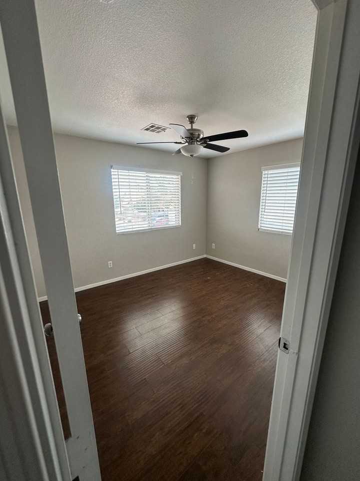 229 Paradise Pkwy - Photo 3 of 10