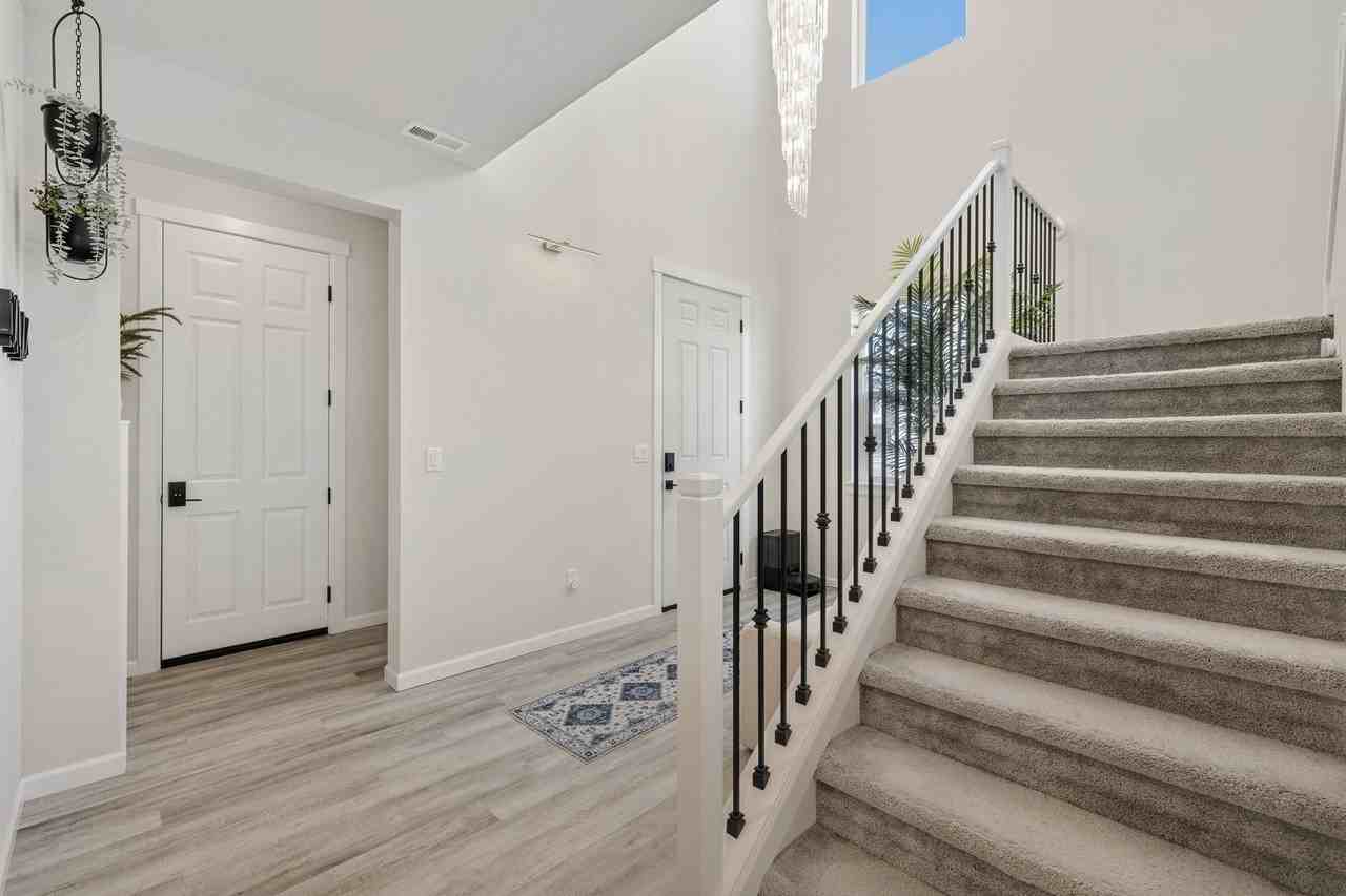 7435 87th Dr Ne - Photo 5 of 34