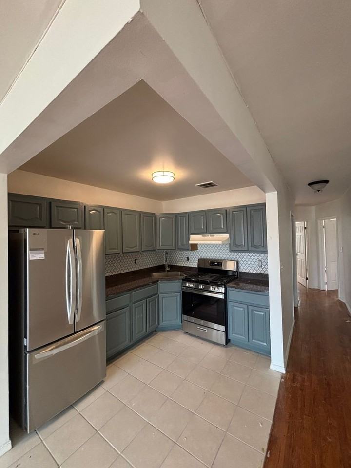 1035 Gipson St - Photo 5 of 19