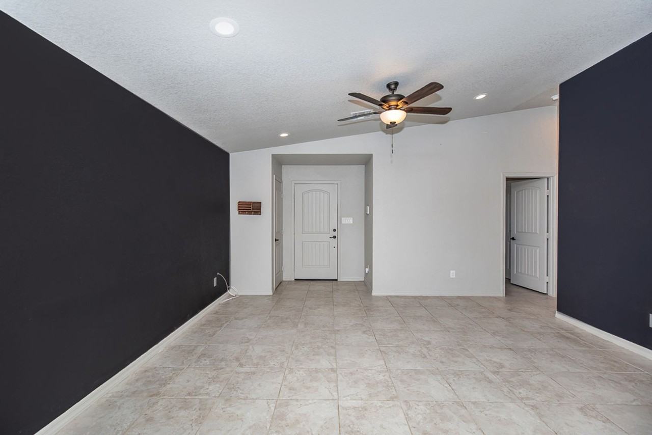 11522 E 33rd Ln - Photo 3 of 31