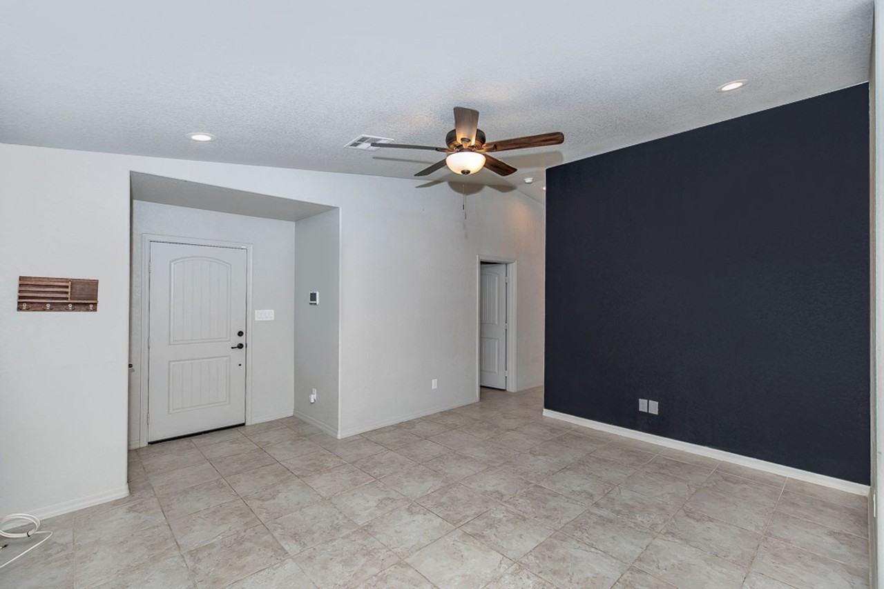 11522 E 33rd Ln - Photo 4 of 31