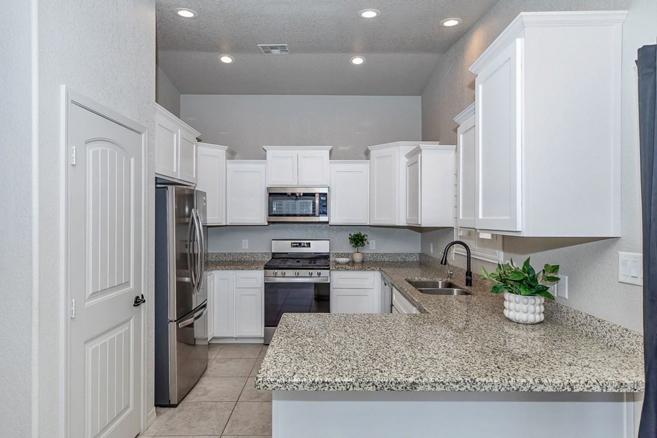 11522 E 33rd Ln - Photo 6 of 31