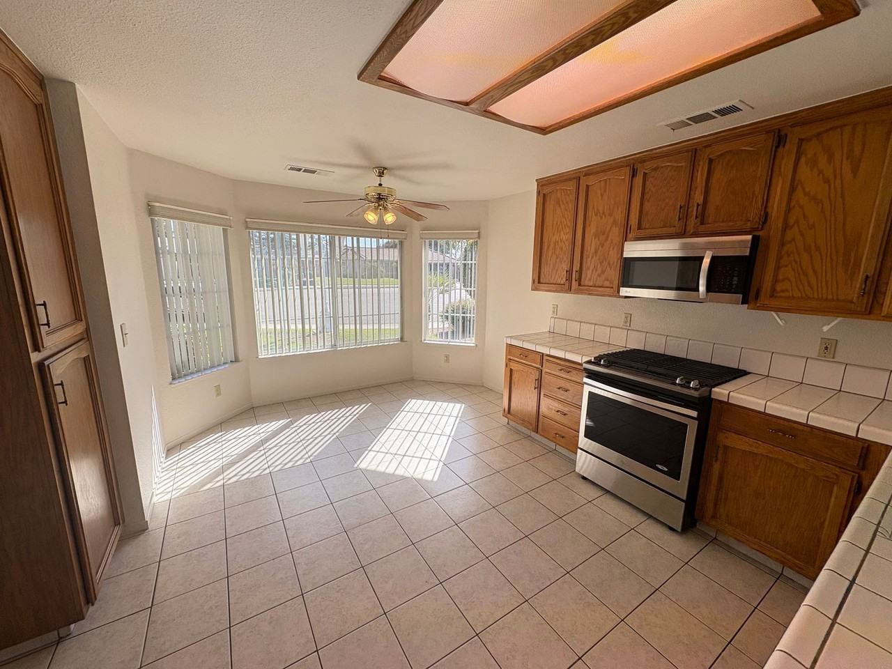323 S Citrus Ct - Photo 3 of 31