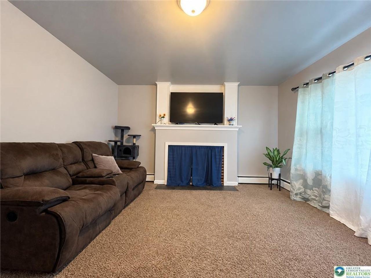 515 W Washington St - Photo 2 of 6
