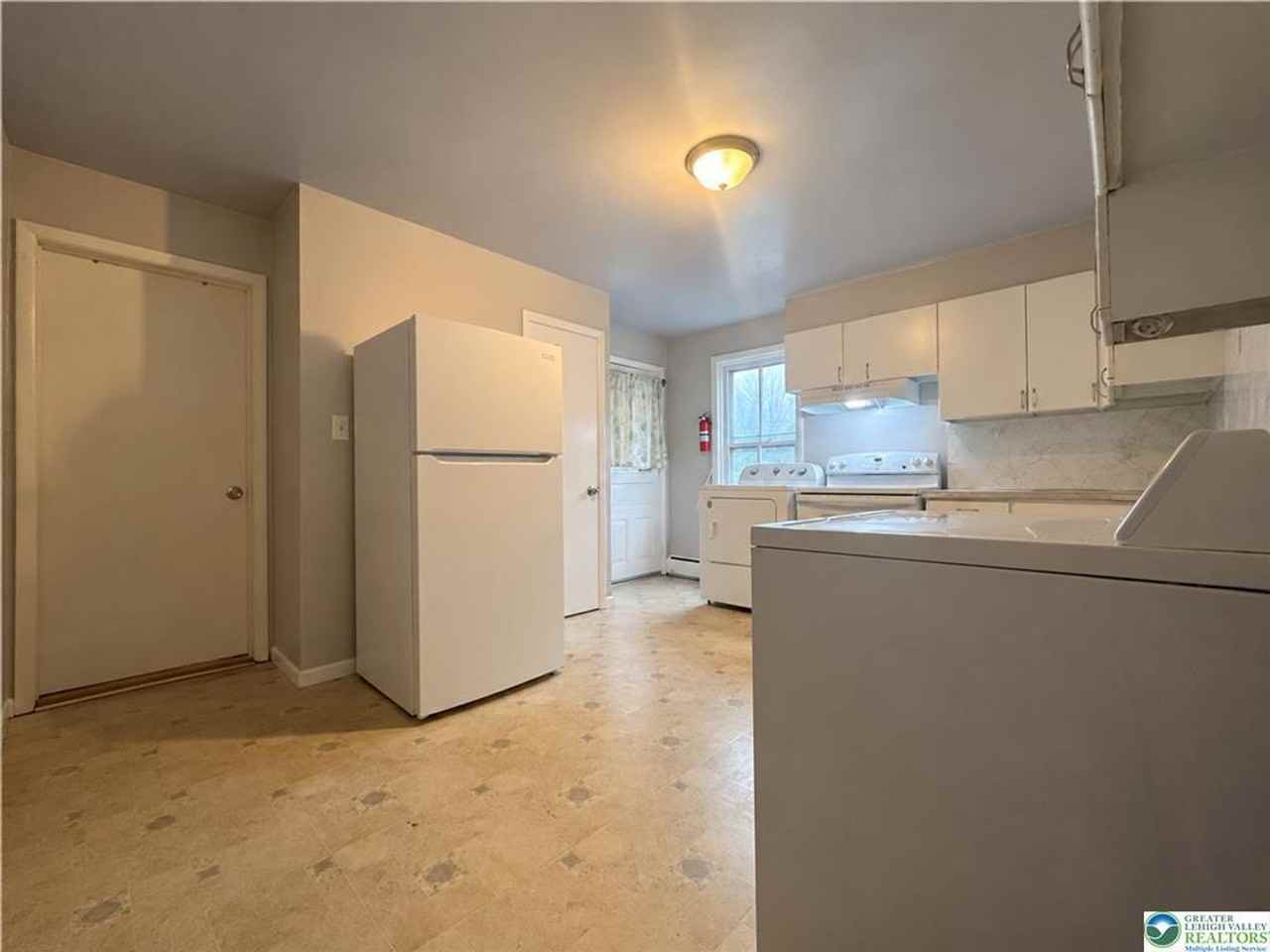 515 W Washington St - Photo 3 of 6