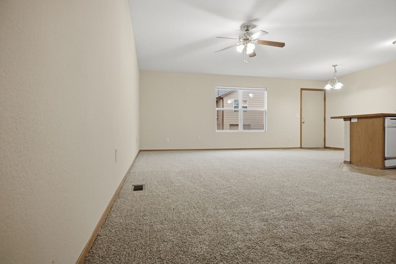 1124 Country Club Ln - Photo 6 of 24