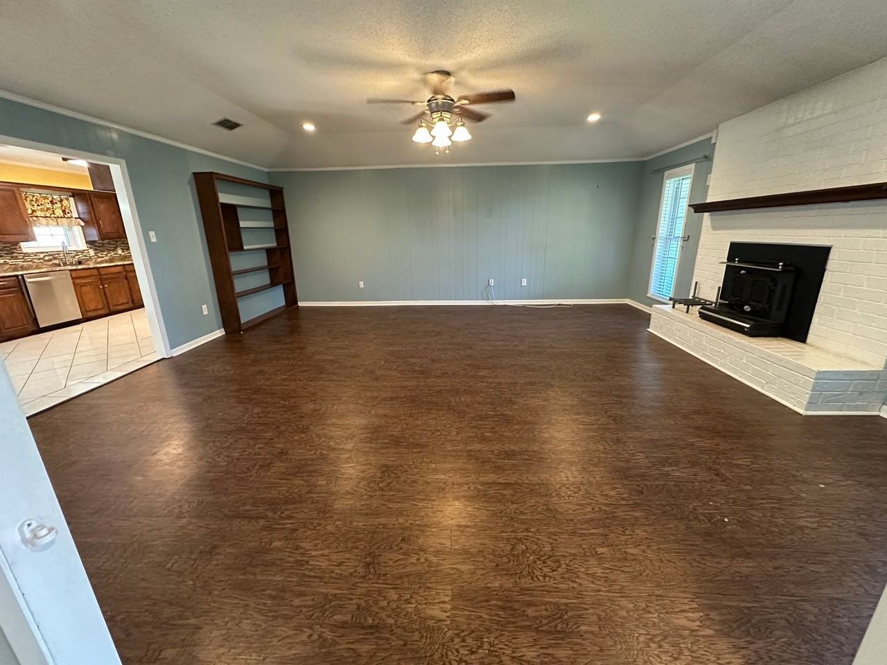 102 S Rainbow Dr - Photo 3 of 32