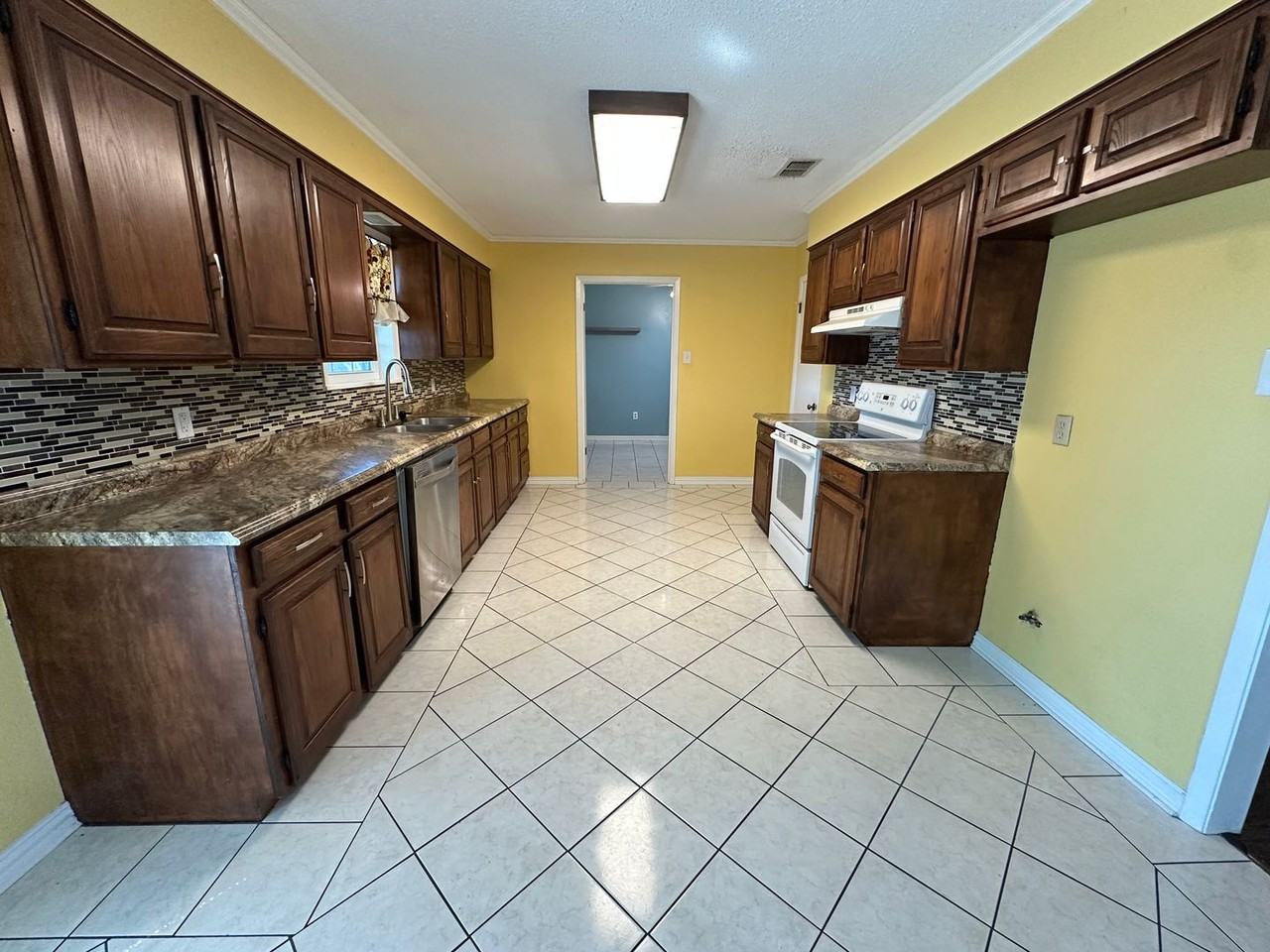 102 S Rainbow Dr - Photo 5 of 32