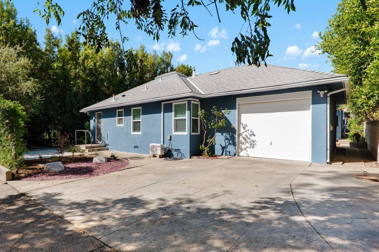 110 N Mountain Trl - Photo 2 of 15