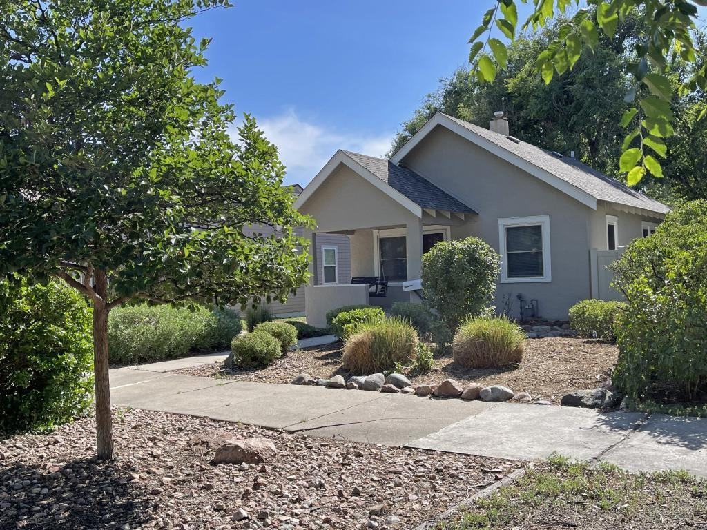 1030 Custer Ave - Photo 2 of 19