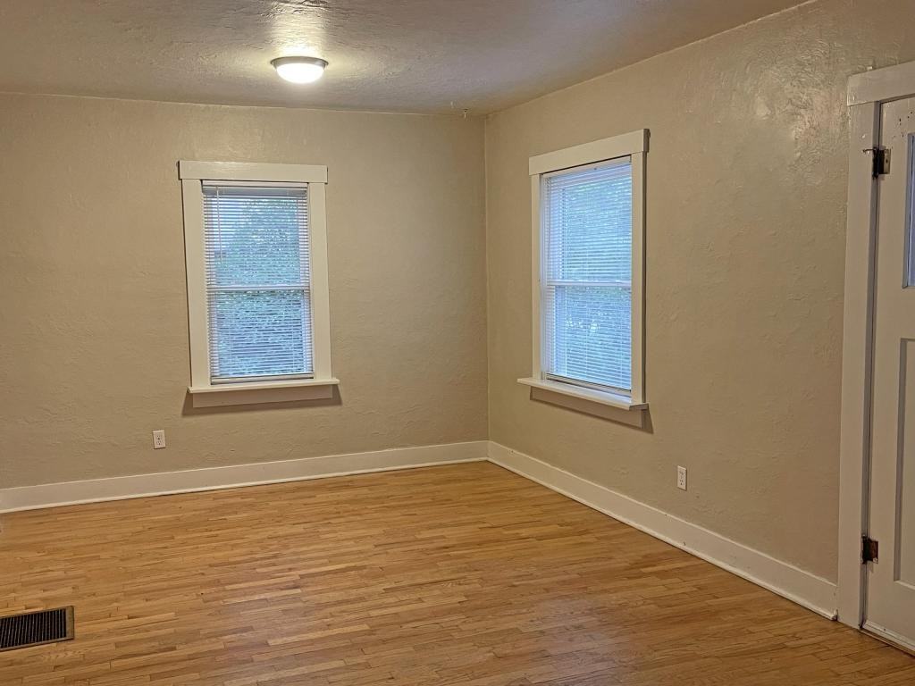 1030 Custer Ave - Photo 6 of 19