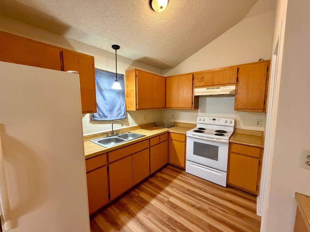 209 Armstrong St - Photo 7 of 24