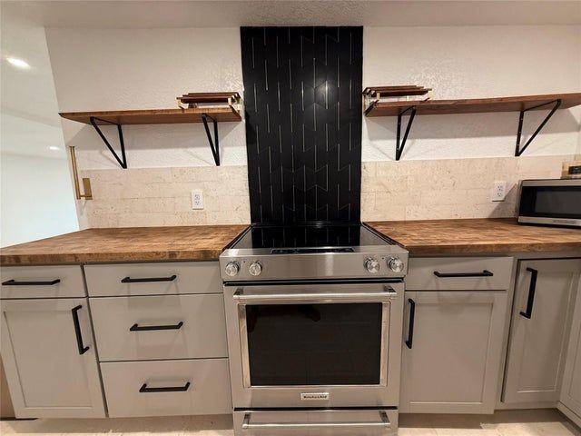 1028 Ne 36th St - Photo 2 of 11