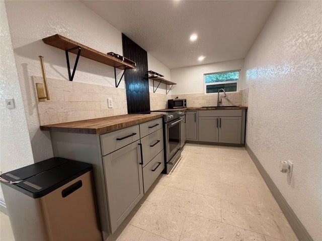 1028 Ne 36th St - Photo 3 of 11