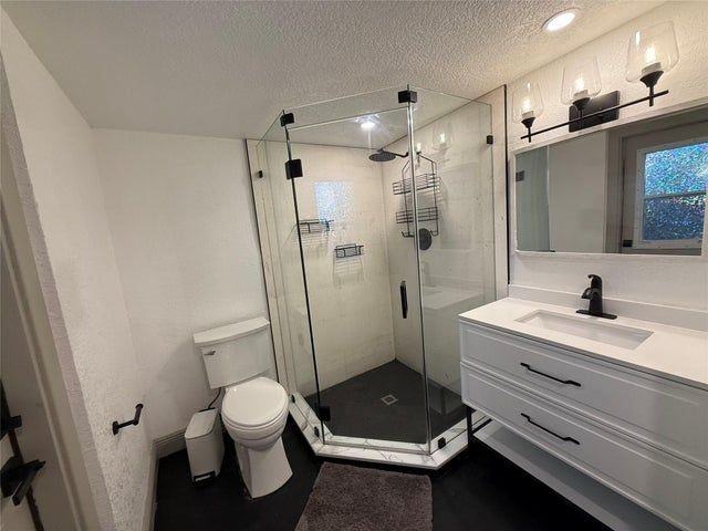 1028 Ne 36th St - Photo 4 of 11